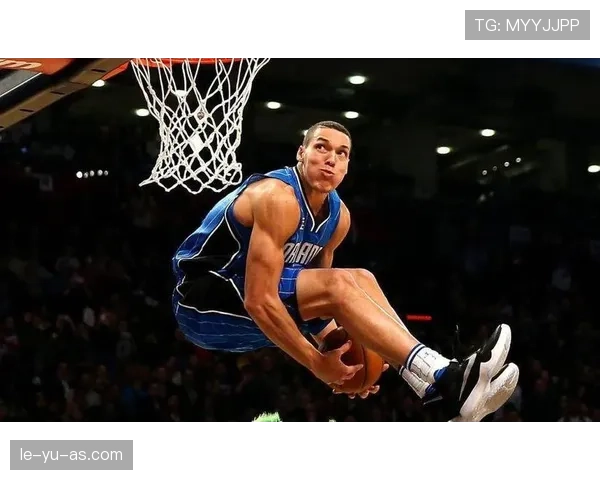 拉文全明星扣篮震撼全场,引爆球迷热议 拉文全明星扣篮震撼全场,引爆球迷热议