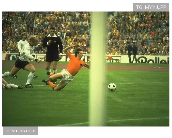 克鲁伊夫战术革新引领世界杯全攻全守风潮，重塑现代足球战术格局