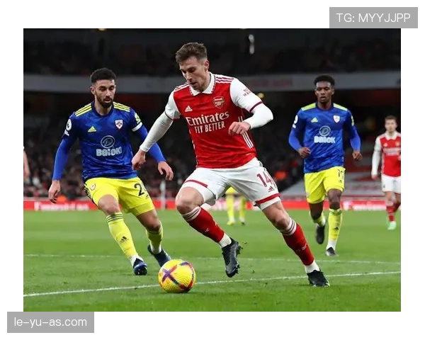 联赛防守之王重塑球队防线，表现亮眼引关注