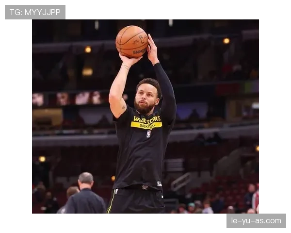 库里无球跑位拉空位三分 比上季更高效输出