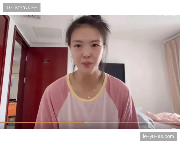 张常宁在家吃顿饭，光水果就摆了八种